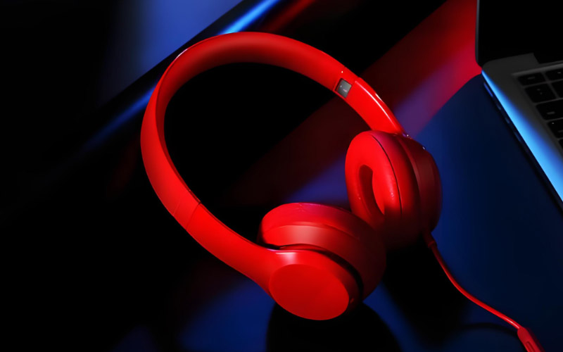 The difference in performance between wired and wireless headphones